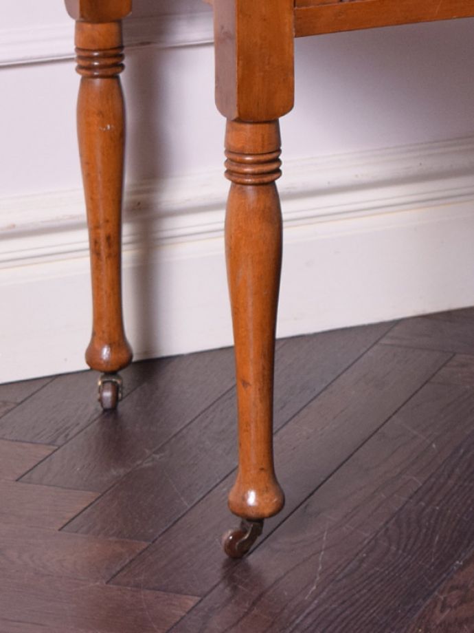 ウォッシュスタンド　アンティーク家具　英国輸入家具、タイルにひと目惚れしたアンティークウォッシュスタンド。きちんと調整したので、新しいものと比べるとスムーズではありませんが、ちゃんと動きます。(k-1558-f)