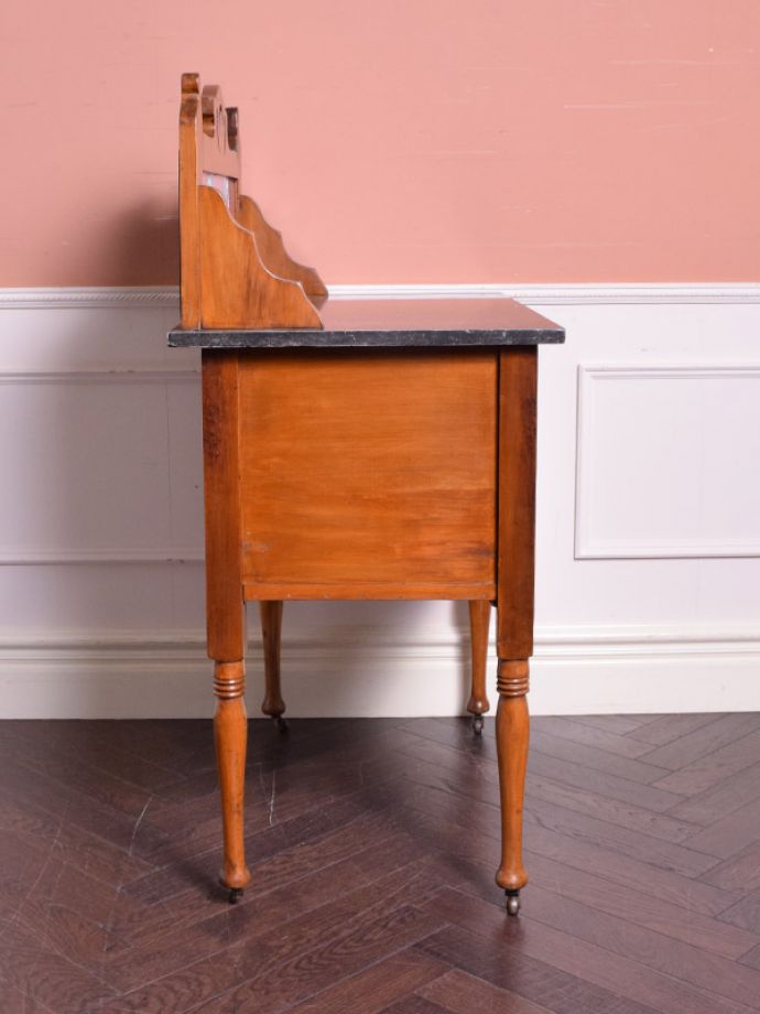 ウォッシュスタンド　アンティーク家具　英国輸入家具、タイルにひと目惚れしたアンティークウォッシュスタンド。奥行きはそれほどないので、お部屋に圧迫感もなく使いやすいです。(k-1558-f)