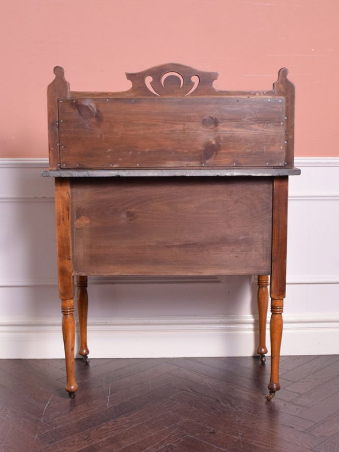 ウォッシュスタンド　アンティーク家具　英国輸入家具、タイルにひと目惚れしたアンティークウォッシュスタンド。※アンティークは新品ではないので、もちろん経年変化によるキズはありますが、専門の職人が目立たないようキレイにお直しをしているので、後姿までキレイです。(k-1558-f)
