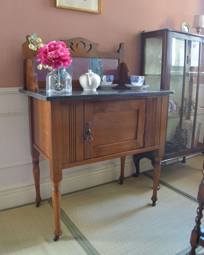 ウォッシュスタンド　アンティーク家具　英国輸入家具、タイルにひと目惚れしたアンティークウォッシュスタンド。どこに置いてもしっくり馴染むタイルと大理石を使った家具ウォッシュスタンドに使われているアンティークのタイルと天然大理石は、どんなお部屋にもしっとり似合うんです。(k-1558-f)