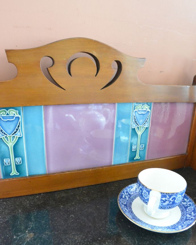 ウォッシュスタンド　アンティーク家具　英国輸入家具、タイルにひと目惚れしたアンティークウォッシュスタンド。風格と品があるので、リビングはもちろん、和室や書斎、客間にも最適。(k-1558-f)