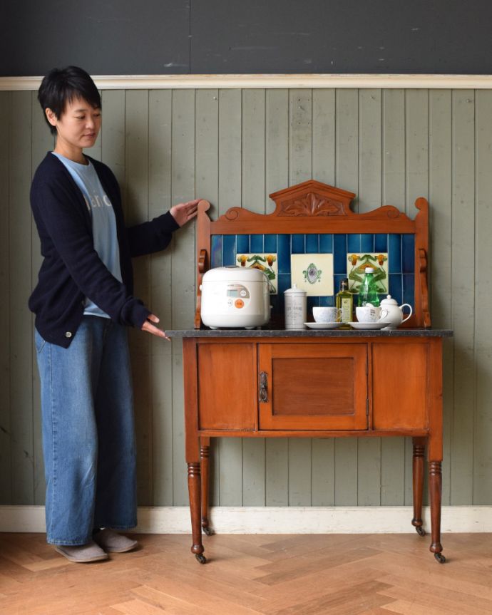 ウォッシュスタンド　アンティーク家具　ブルーのタイルが特別美しい、サテンウッド材のアンティークのウォッシュスタンド。ポットや電話機などの家電を置いても自然になじみます。(k-1559-f)