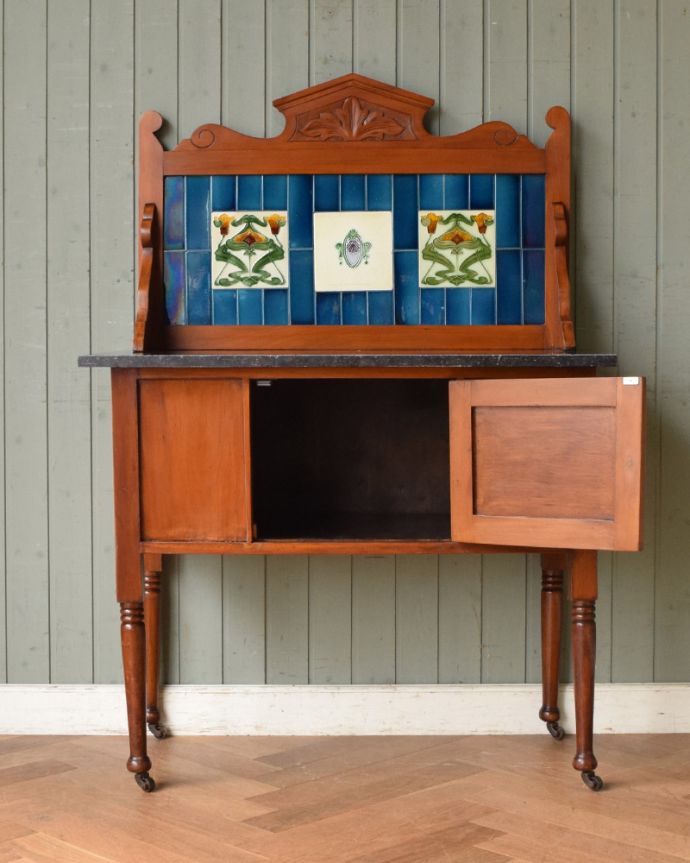 ウォッシュスタンド　アンティーク家具　ブルーのタイルが特別美しい、サテンウッド材のアンティークのウォッシュスタンド。中もキレイに仕上げているので、安心して収納できます。(k-1559-f)