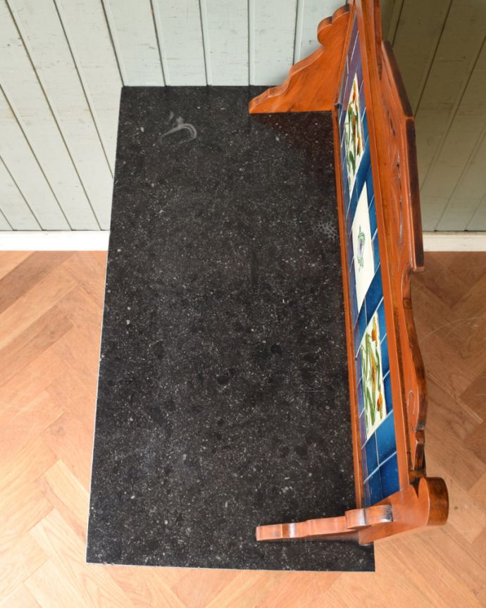 ウォッシュスタンド　アンティーク家具　ブルーのタイルが特別美しい、サテンウッド材のアンティークのウォッシュスタンド。天板もキレイな天然大理石。(k-1559-f)