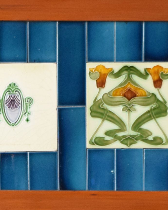 ウォッシュスタンド　アンティーク家具　ブルーのタイルが特別美しい、サテンウッド材のアンティークのウォッシュスタンド。美しい装飾が施されています。(k-1559-f)