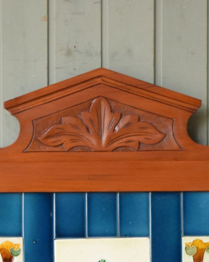 ウォッシュスタンド　アンティーク家具　ブルーのタイルが特別美しい、サテンウッド材のアンティークのウォッシュスタンド。美しい装飾が施されています。(k-1559-f)