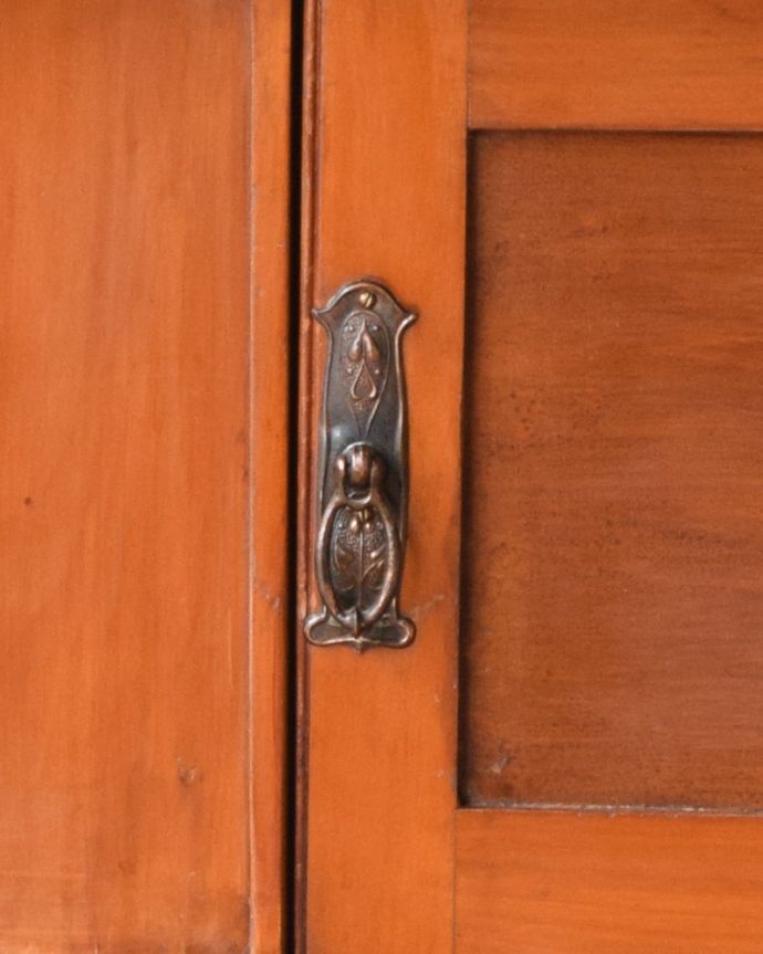 ウォッシュスタンド　アンティーク家具　ブルーのタイルが特別美しい、サテンウッド材のアンティークのウォッシュスタンド。扉の取っ手はリングタイプ。(k-1559-f)