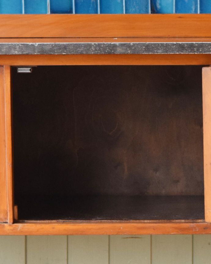 ウォッシュスタンド　アンティーク家具　ブルーのタイルが特別美しい、サテンウッド材のアンティークのウォッシュスタンド。扉の中は広い収納になっています。(k-1559-f)