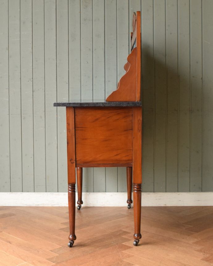 ウォッシュスタンド　アンティーク家具　ブルーのタイルが特別美しい、サテンウッド材のアンティークのウォッシュスタンド。奥行きはそれほどないので、お部屋に圧迫感もなく使いやすいです。(k-1559-f)