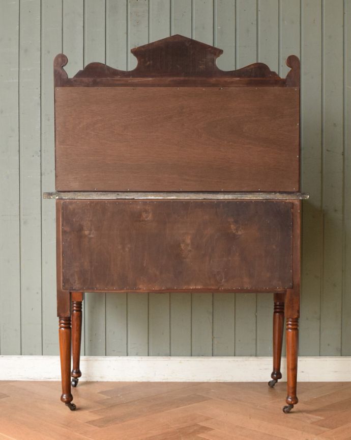 ウォッシュスタンド　アンティーク家具　ブルーのタイルが特別美しい、サテンウッド材のアンティークのウォッシュスタンド。アンティークは新品ではないので、もちろん経年変化によるキズはありますが、専門の職人が目立たないようキレイにお直しをしているので、後姿までキレイです。(k-1559-f)