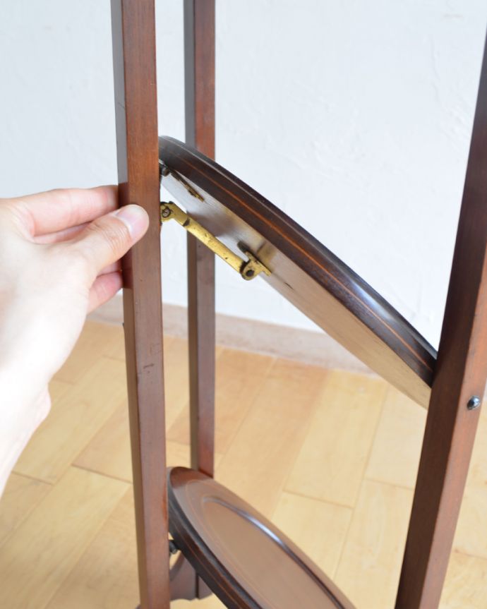 ロイドテーブル アンティーク家具 英国のアフタヌーンティーを自宅で楽しめる、マホガニー材のアンティークケーキスタンド(テーブル) 。組み立てるときは写真のようにバーを上下します。(k-1563-f)