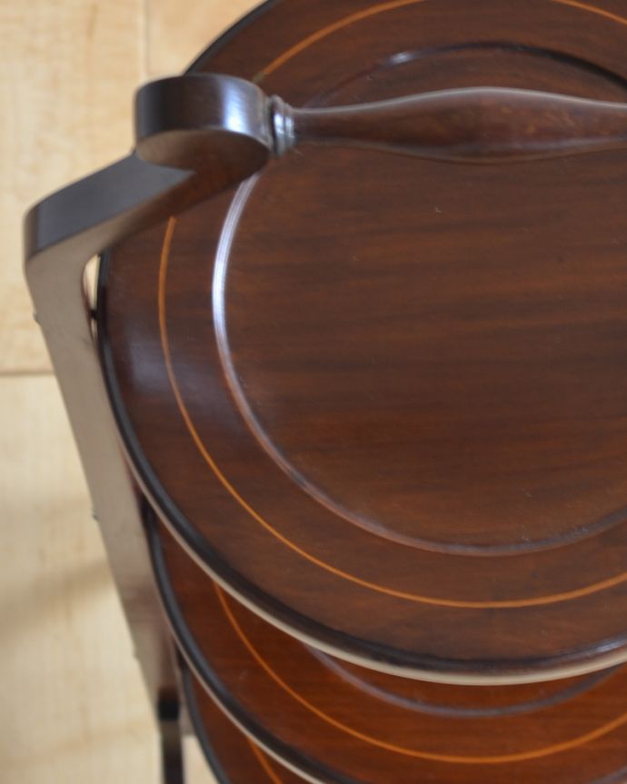 ロイドテーブル アンティーク家具 英国のアフタヌーンティーを自宅で楽しめる、マホガニー材のアンティークケーキスタンド(テーブル) 。天板にはキレイな象嵌の装飾があります。(k-1563-f)