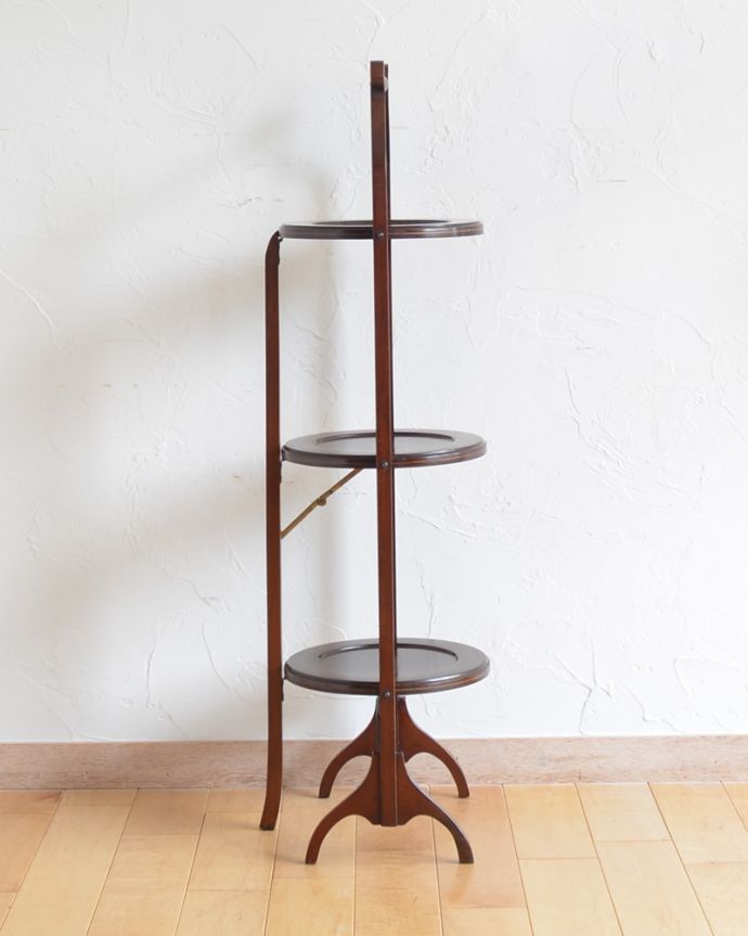 ロイドテーブル アンティーク家具 英国のアフタヌーンティーを自宅で楽しめる、マホガニー材のアンティークケーキスタンド(テーブル) 。収納すると場所をとってしまう、ガラスのケーキスタンドやティーポットを飾っても素敵ですよ。(k-1563-f)