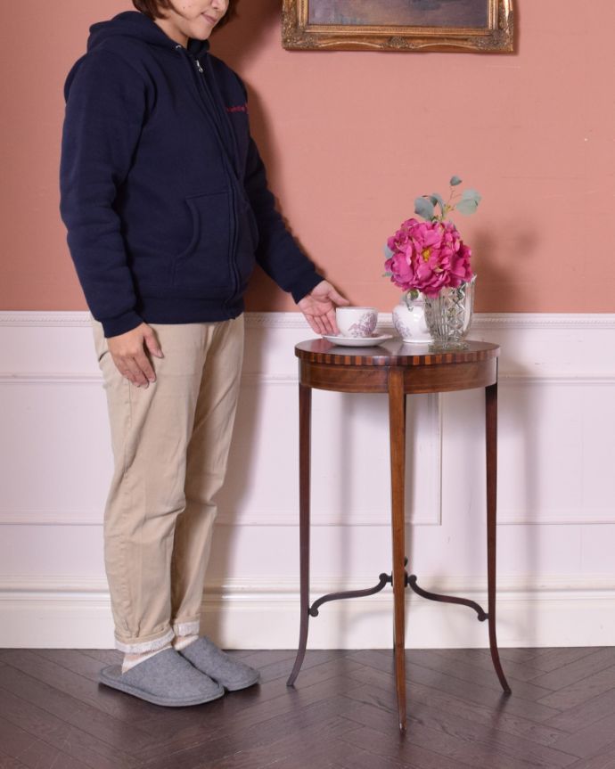 ロイドテーブル アンティーク家具 マホガニー材を使ったアンティーク英国家具、美しいオケージョナルテーブル。お部屋の片隅に置いてあるだけでオシャレな空気に!(モデルの身長は157cmです)。(k-1564-f)