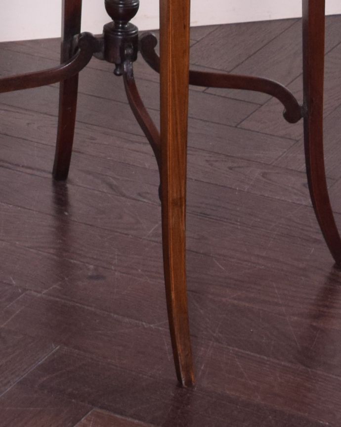 ロイドテーブル アンティーク家具 マホガニー材を使ったアンティーク英国家具、美しいオケージョナルテーブル。繊細な細い脚です。(k-1564-f)