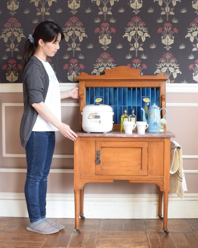 サイドボード アンティーク家具 鮮やかなブルーのタイルが印象的なアンティークのウォッシュスタンド。ポットや電話機などの家電を置いても自然になじみます。(k-1566-f)