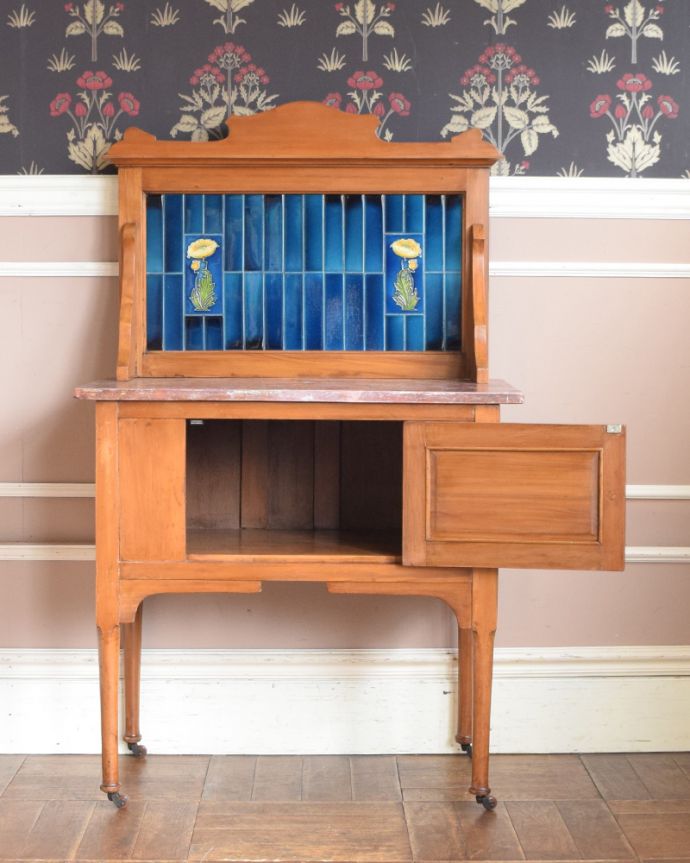 サイドボード アンティーク家具 鮮やかなブルーのタイルが印象的なアンティークのウォッシュスタンド。中もキレイに仕上げているので、安心して収納できます。(k-1566-f)