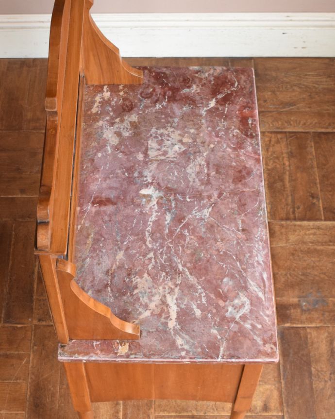 サイドボード アンティーク家具 鮮やかなブルーのタイルが印象的なアンティークのウォッシュスタンド。天板もキレイな天然大理石。(k-1566-f)