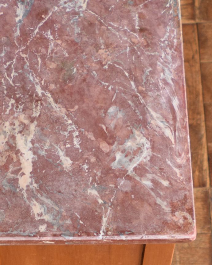 サイドボード アンティーク家具 鮮やかなブルーのタイルが印象的なアンティークのウォッシュスタンド。女性らしいカラーの大理石です。(k-1566-f)