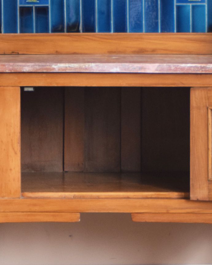 サイドボード アンティーク家具 鮮やかなブルーのタイルが印象的なアンティークのウォッシュスタンド。扉の中は広い収納になっています。(k-1566-f)