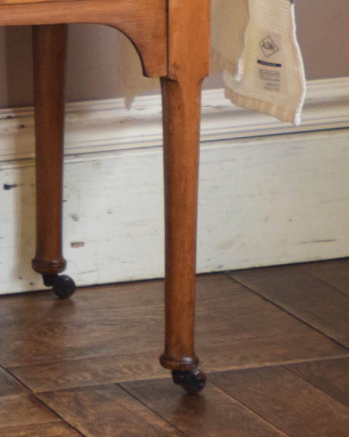 サイドボード アンティーク家具 鮮やかなブルーのタイルが印象的なアンティークのウォッシュスタンド。きちんと調整したので、新しいものと比べるとスムーズではありませんが、ちゃんと動きます。(k-1566-f)