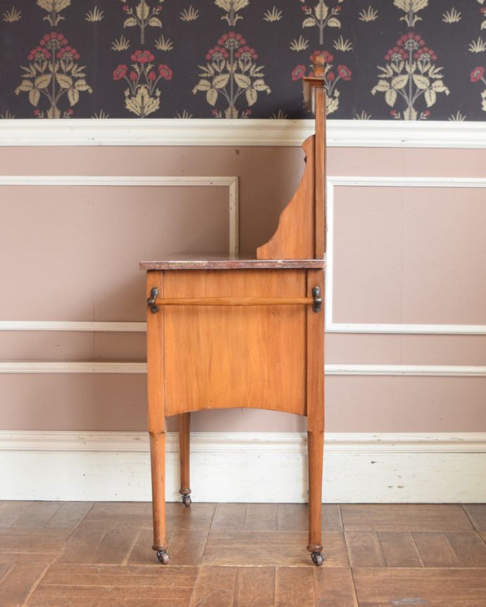 サイドボード アンティーク家具 鮮やかなブルーのタイルが印象的なアンティークのウォッシュスタンド。奥行きはそれほどないので、お部屋に圧迫感もなく使いやすいです。(k-1566-f)