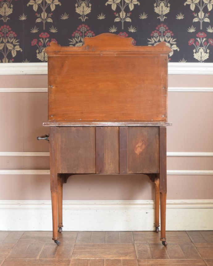 サイドボード アンティーク家具 鮮やかなブルーのタイルが印象的なアンティークのウォッシュスタンド。アンティークは新品ではないので、もちろん経年変化によるキズはありますが、専門の職人が目立たないようキレイにお直しをしているので、後姿までキレイです。(k-1566-f)