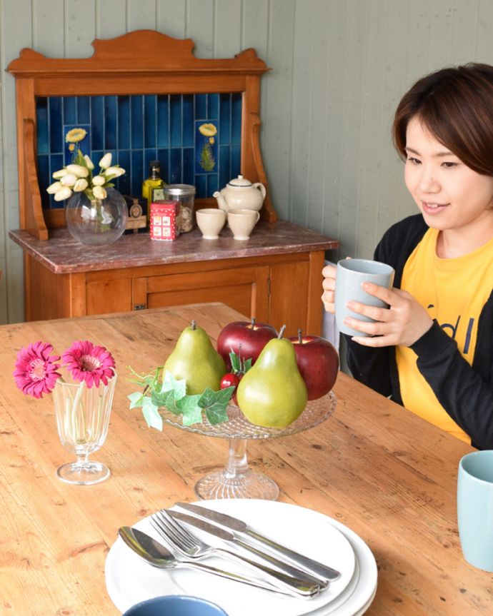 サイドボード アンティーク家具 鮮やかなブルーのタイルが印象的なアンティークのウォッシュスタンド。パッと目を惹く深海色が美しいアンティークタイルどこに置いても思わず目が行ってしまう美しいタイル。(k-1566-f)