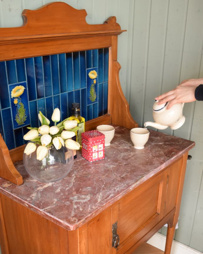 サイドボード アンティーク家具 鮮やかなブルーのタイルが印象的なアンティークのウォッシュスタンド。天板が天然大理石なので、ティータイムの作業台としても大活躍してくれます。(k-1566-f)