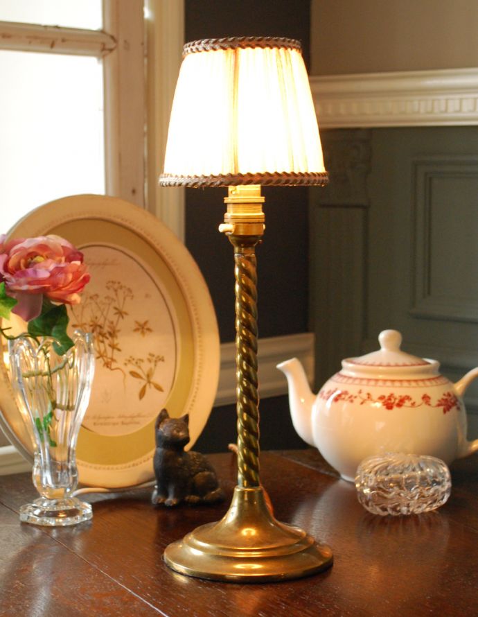 スタンドライト 照明・ライティング お洒落なアンティークの英国照明、ツイストが英国らしいテーブルランプ(シェード付き)(B22シャンデリア球付)。電気を付けると・・・シェードを通した灯りは、とっても柔らか。(k-1566-z)
