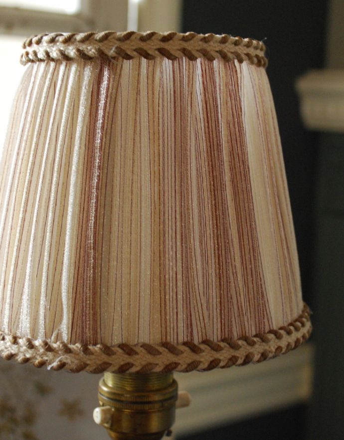 スタンドライト 照明・ライティング お洒落なアンティークの英国照明、ツイストが英国らしいテーブルランプ(シェード付き)(B22シャンデリア球付)。シェードの縁どりには可愛い装飾があります。(k-1566-z)