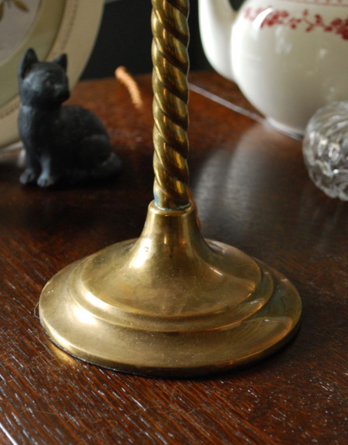 スタンドライト 照明・ライティング お洒落なアンティークの英国照明、ツイストが英国らしいテーブルランプ(シェード付き)(B22シャンデリア球付)。安定感のあるスタンドです。(k-1566-z)