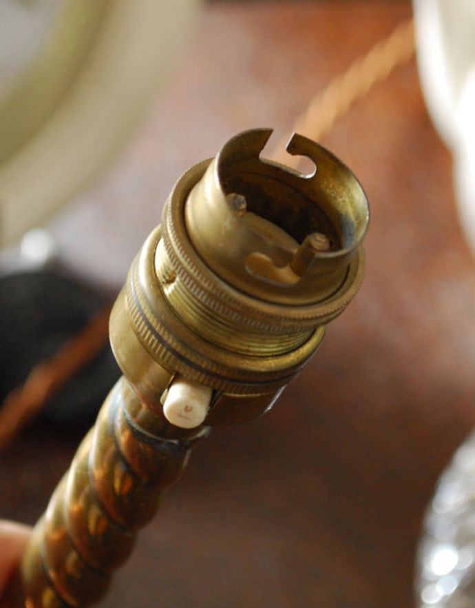 スタンドライト 照明・ライティング お洒落なアンティークの英国照明、ツイストが英国らしいテーブルランプ(シェード付き)(B22シャンデリア球付)。しっかりオーバーホウルをしたので、ご安心下さい。(k-1566-z)