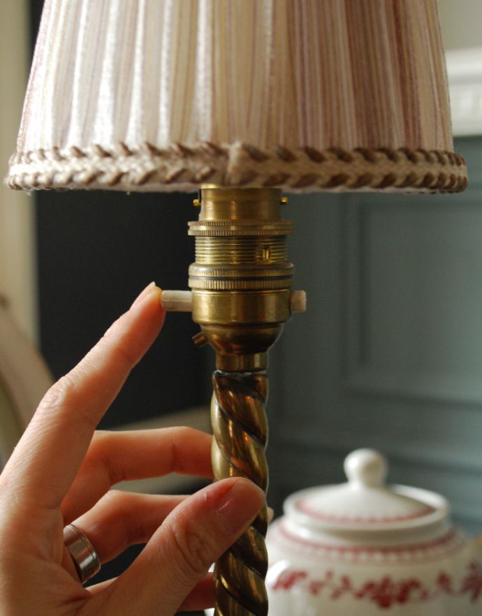 スタンドライト 照明・ライティング お洒落なアンティークの英国照明、ツイストが英国らしいテーブルランプ(シェード付き)(B22シャンデリア球付)。スイッチはソケットの下にあります。(k-1566-z)