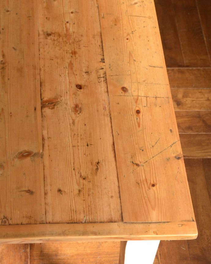 ロイドテーブル　アンティーク家具　ツートーンカラーで仕上がったパイン材のアンティークダイニングテーブル。しっかりメンテナンスしているので安心してお使いいただけます。(k-1567-f)