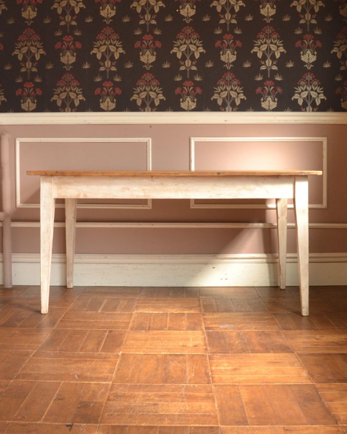 ロイドテーブル　アンティーク家具　ツートーンカラーで仕上がったパイン材のアンティークダイニングテーブル。アンティークは新品ではないので、もちろん経年変化によるキズはありますが、専門の職人が目立たないようキレイにお直しをしているので、後姿までキレイです。(k-1567-f)