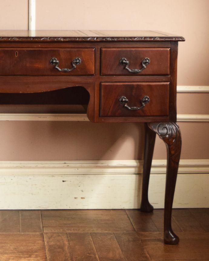 アンティークのデスク・書斎机 アンティーク家具 英国家具らしい重厚感あるマホガニー材のアンティークデスク(机)。マホガニーの美しい木目が自慢!外国製のデスクは装飾があちこちにあるので、絵になるアイテム。(k-1568-f)