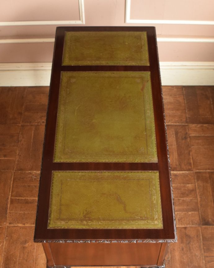 アンティークのデスク・書斎机 アンティーク家具 英国家具らしい重厚感あるマホガニー材のアンティークデスク(机)。広い天板は作業がしやすくて重宝しますよ!きちんとお直ししているので、天板もキレイな状態です。(k-1568-f)