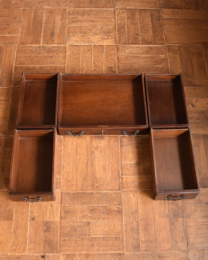 アンティークのデスク・書斎机 アンティーク家具 英国家具らしい重厚感あるマホガニー材のアンティークデスク(机)。引き出しは全部で5杯。(k-1568-f)