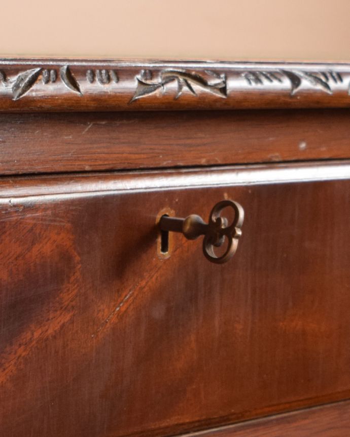 アンティークのデスク・書斎机 アンティーク家具 英国家具らしい重厚感あるマホガニー材のアンティークデスク(机)。中央の引き出しには鍵穴が付いています。(k-1568-f)