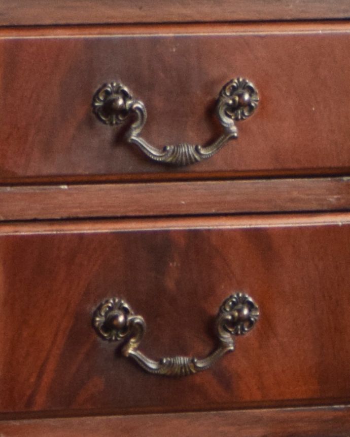 アンティークのデスク・書斎机 アンティーク家具 英国家具らしい重厚感あるマホガニー材のアンティークデスク(机)。味わい深い取っ手から、時間の流れを感じることができます。(k-1568-f)
