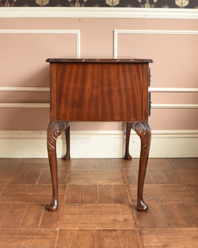 アンティークのデスク・書斎机 アンティーク家具 英国家具らしい重厚感あるマホガニー材のアンティークデスク(机)。サイドから見ても美しいデザインです。(k-1568-f)