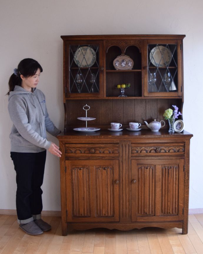 アンティークのキャビネット アンティーク家具 英国生まれのアンティーク家具、上品なドレッサー(カップボード)。このカップボードの前に立つだけでワクワクします。(k-1569-f)