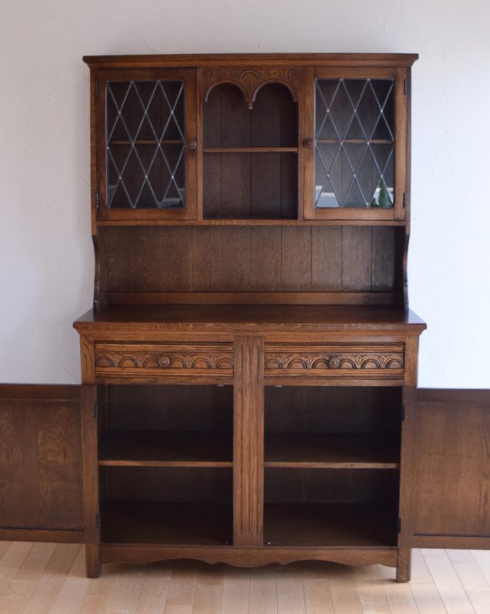 アンティークのキャビネット アンティーク家具 英国生まれのアンティーク家具、上品なドレッサー(カップボード)。扉の奥までたっぷり収納。(k-1569-f)