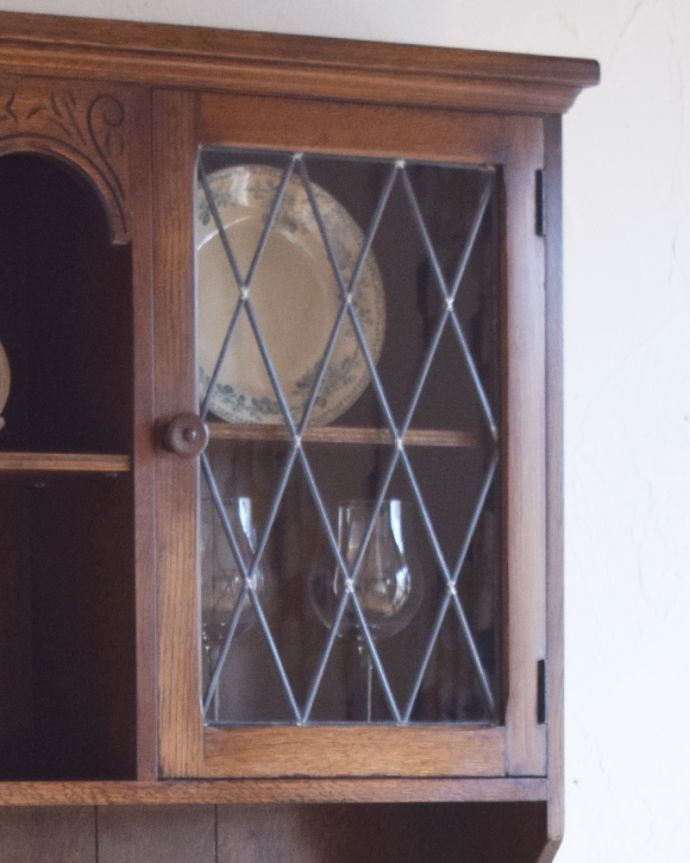 アンティークのキャビネット アンティーク家具 英国生まれのアンティーク家具、上品なドレッサー(カップボード)。ガラス扉には、とっても綺麗なステンドグラスが入っています。(k-1569-f)