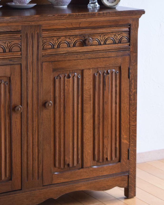 アンティークのキャビネット アンティーク家具 英国生まれのアンティーク家具、上品なドレッサー(カップボード)。外国製のインテリアは装飾があちこちにあるので、どこに置いても絵になります。(k-1569-f)