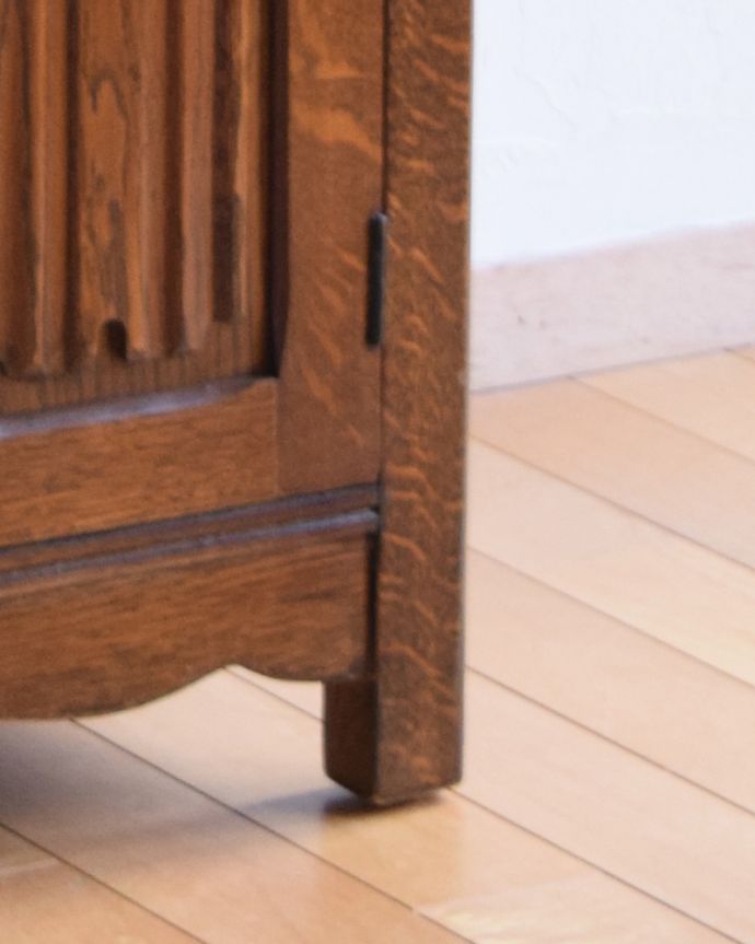 アンティークのキャビネット アンティーク家具 英国生まれのアンティーク家具、上品なドレッサー(カップボード)。カッティングが凝った脚です。(k-1569-f)