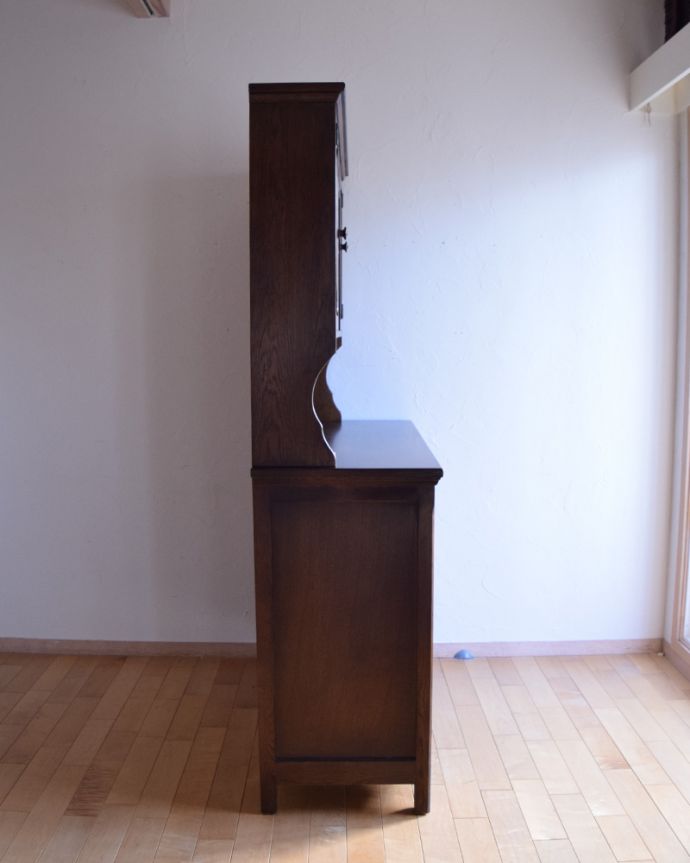 アンティークのキャビネット アンティーク家具 英国生まれのアンティーク家具、上品なドレッサー(カップボード)。サイドから見てもキレイな状態です。(k-1569-f)