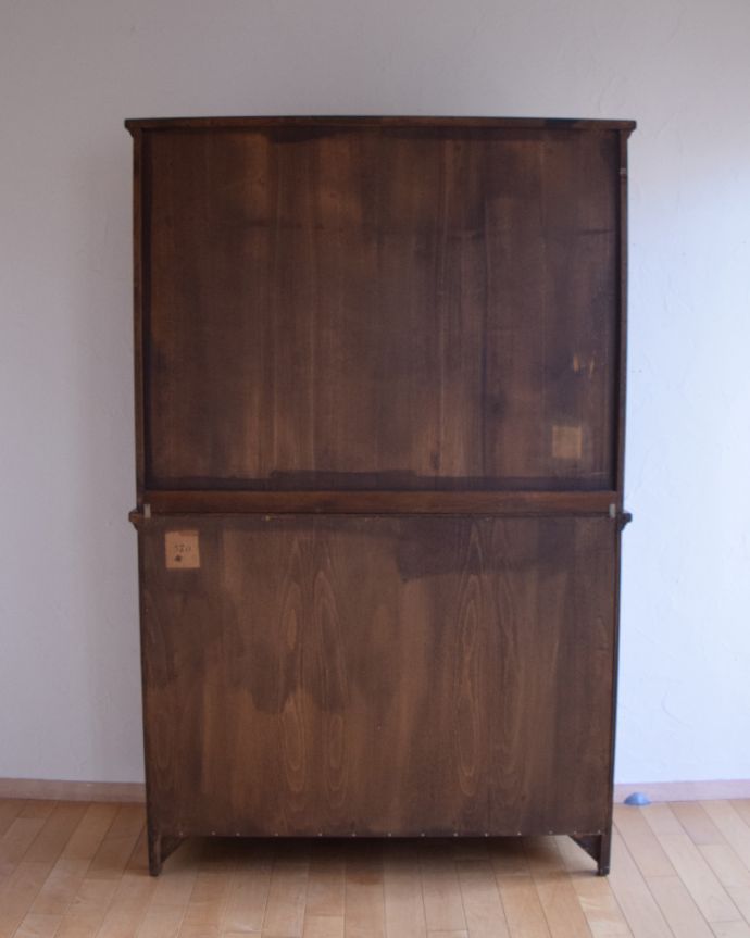 アンティークのキャビネット アンティーク家具 英国生まれのアンティーク家具、上品なドレッサー(カップボード)。アンティークは新品ではないので、もちろん経年変化によるキズはありますが、専門の職人が目立たないようキレイにお直しをしているので、後姿までキレイです。(k-1569-f)
