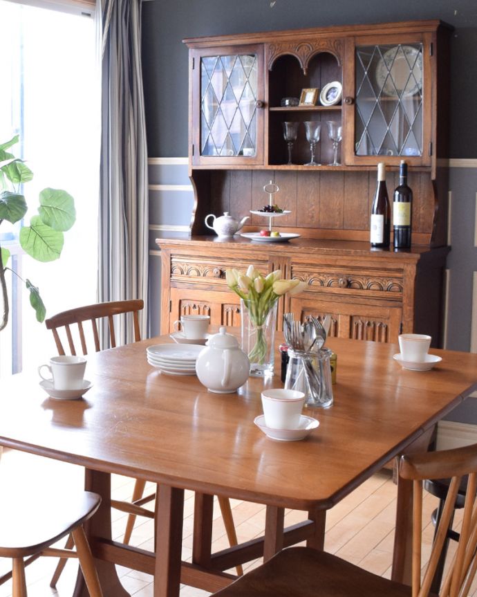 アンティークのキャビネット アンティーク家具 英国生まれのアンティーク家具、上品なドレッサー(カップボード)。ダイニングでもリビングでも・・・このステキなキャビネットは、正直、場所を問わずどこに置いても似合う!ダイニングではカップボードとして、お気に入りの食器を飾りながら収納。(k-1569-f)